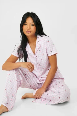 Sleepwear^Nasty Gal Petite Gingham Check & Cherry Print Short Sleeve Shirt & Trousers Pyjama Set |