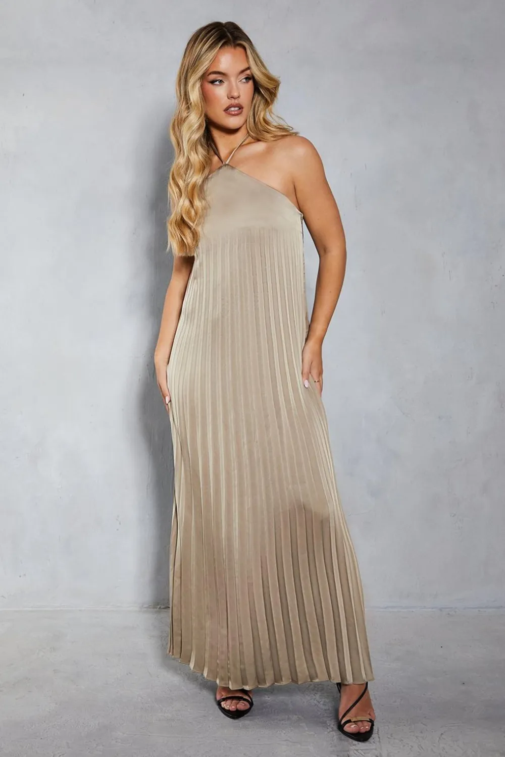 Dresses^Nasty Gal Satin Pleated Strappy Halterneck Low Back Maxi Dress |